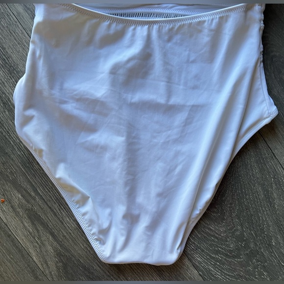 Gottex Finesse Halter One Piece Swimsuit in White. Size 10 - Picture 12 of 14